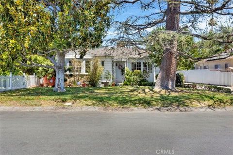 Photo of 5438 Radford Avenue, Valley Village, CA 91607 (MLS # GD26131035)