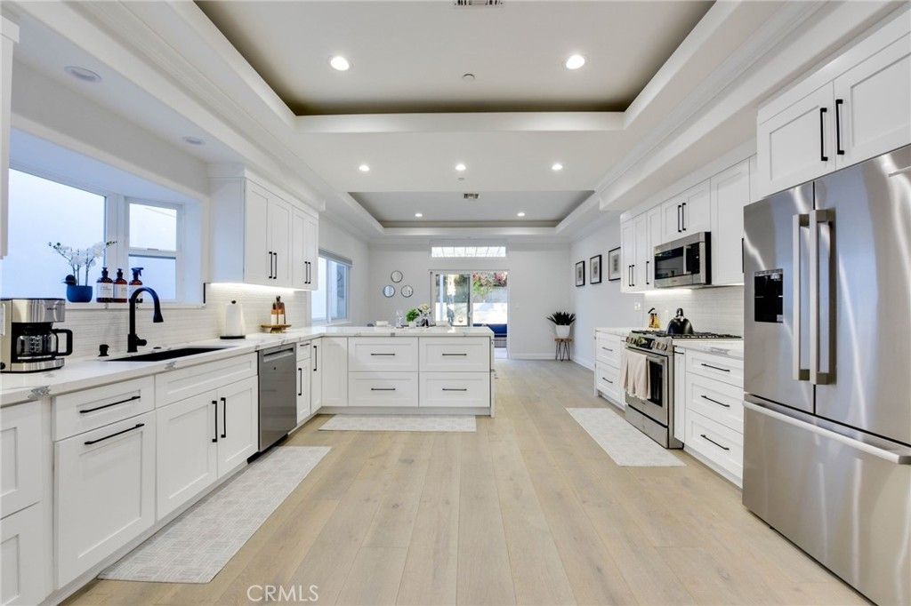 Photo of 22237 Buena Ventura Street, Woodland Hills, CA 91364 (MLS # SR25189575)
