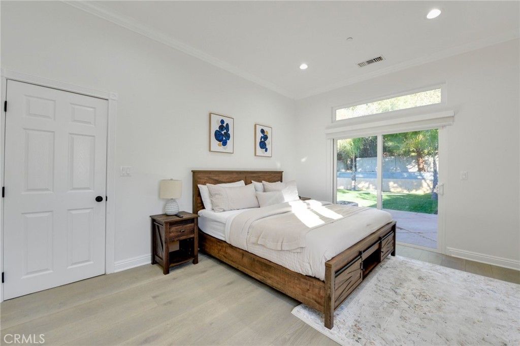 Photo of 22237 Buena Ventura Street, Woodland Hills, CA 91364 (MLS # SR25189575)