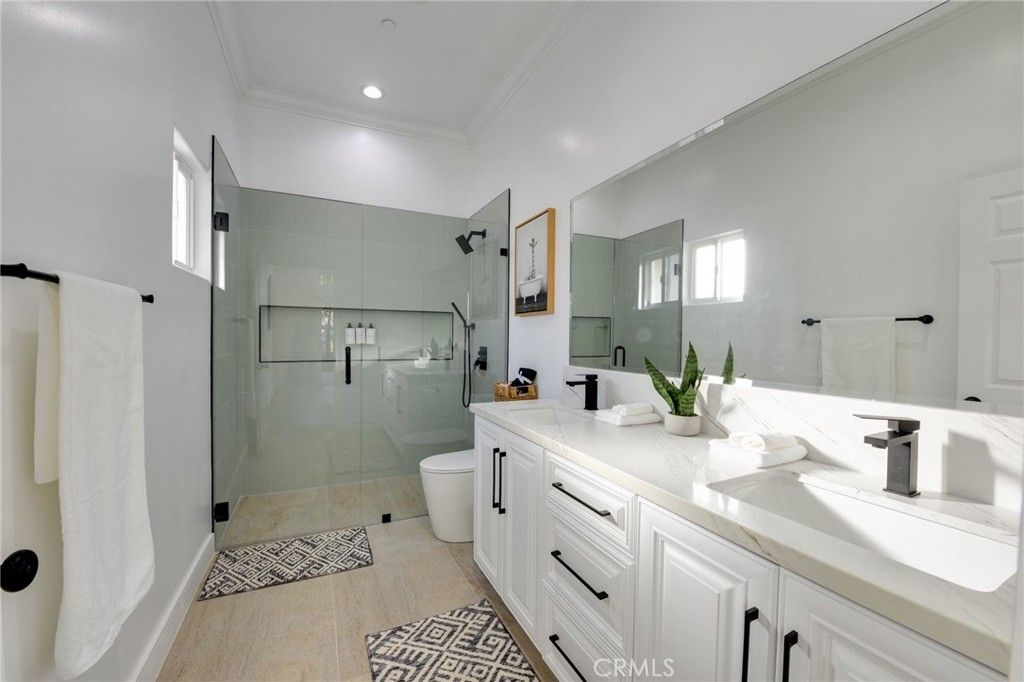 Photo of 22237 Buena Ventura Street, Woodland Hills, CA 91364 (MLS # SR25189575)