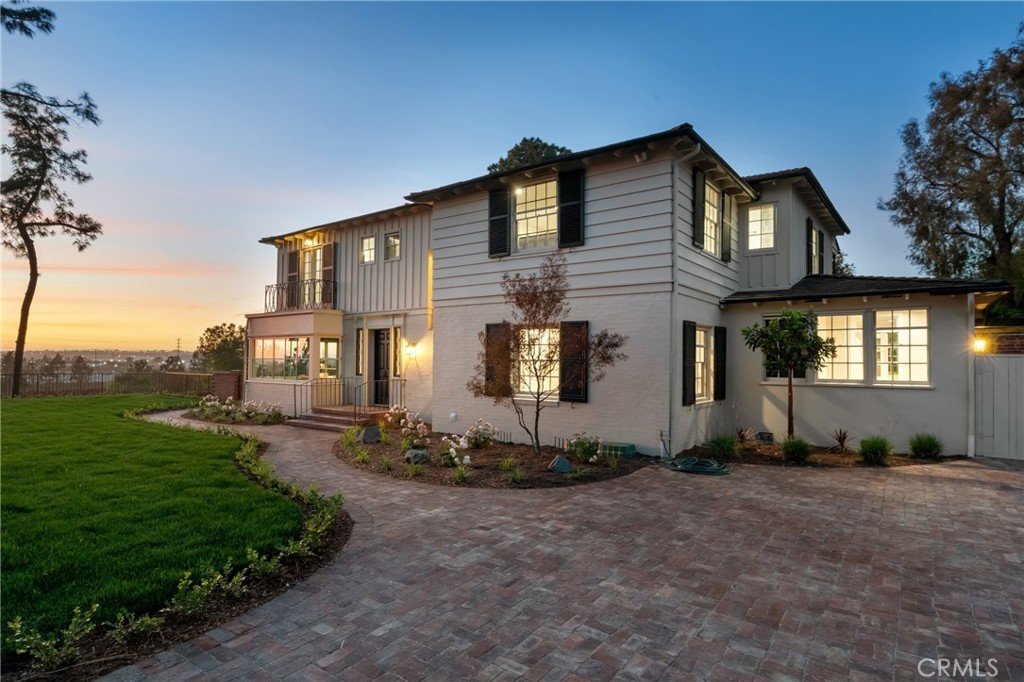 525 W Devon Place