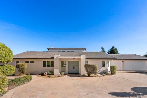 Photo of 7875 Bellakaren Pl, La Jolla, CA 92037 (MLS # 2600015SD)