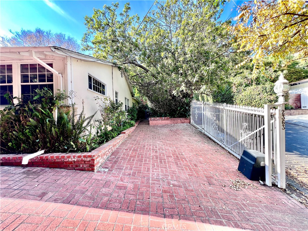 2363 Coldwater Canyon Drive