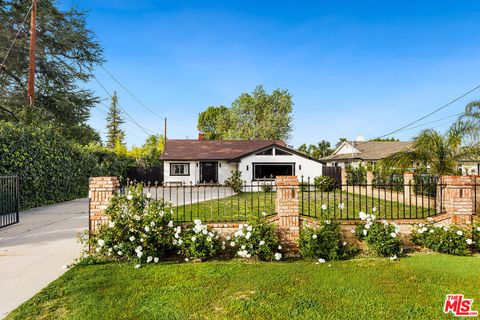 Photo of 23105 Dolorosa Street, Woodland Hills, CA 91367 (MLS # 26653781)