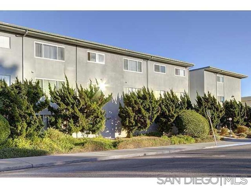 Open House Sat and Sun Oct 25 to 26 From 11:00 AM to 3:00 PM.  This move in ready 3-bedroom single story top floor end unit condo located across from the Clairemont Square shopping mall with fast and easy access to major freeways. This top floor end unit gives you extra privacy with no neighbors above you and has lots of ocean breezes from the Mission Bay. The property has laminate and tile flooring and dual pane windows throughout. An open floor plan with a lovely kitchen and dining room that flows into a huge living room along with 3 full bedrooms and 1.5 baths on the other side of the