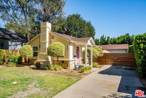 Photo of 1900 Mentone Avenue, Pasadena, CA 91103 (MLS # 26103616)