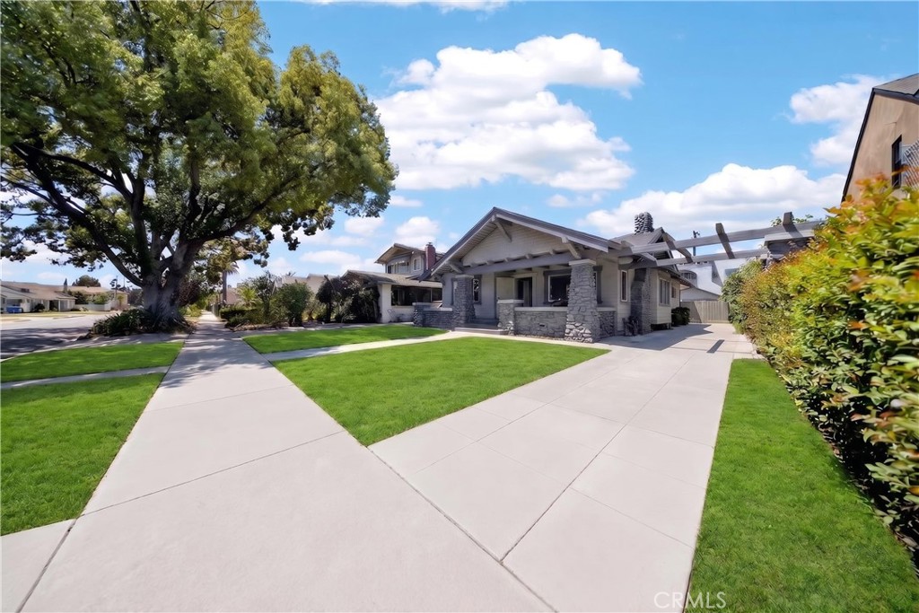 1305 W 46th