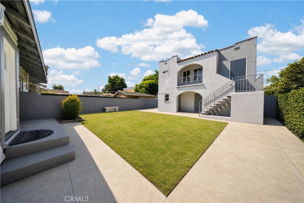 1305 W 46th