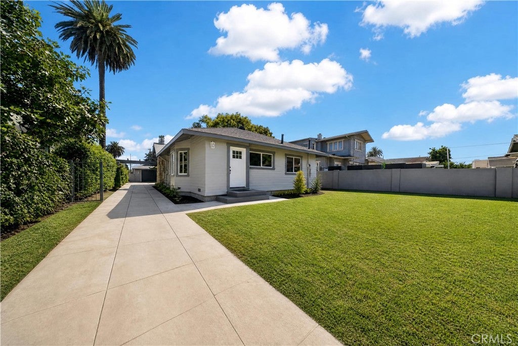 1305 W 46th