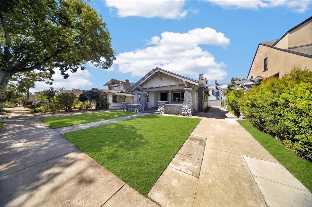 1305 W 46th