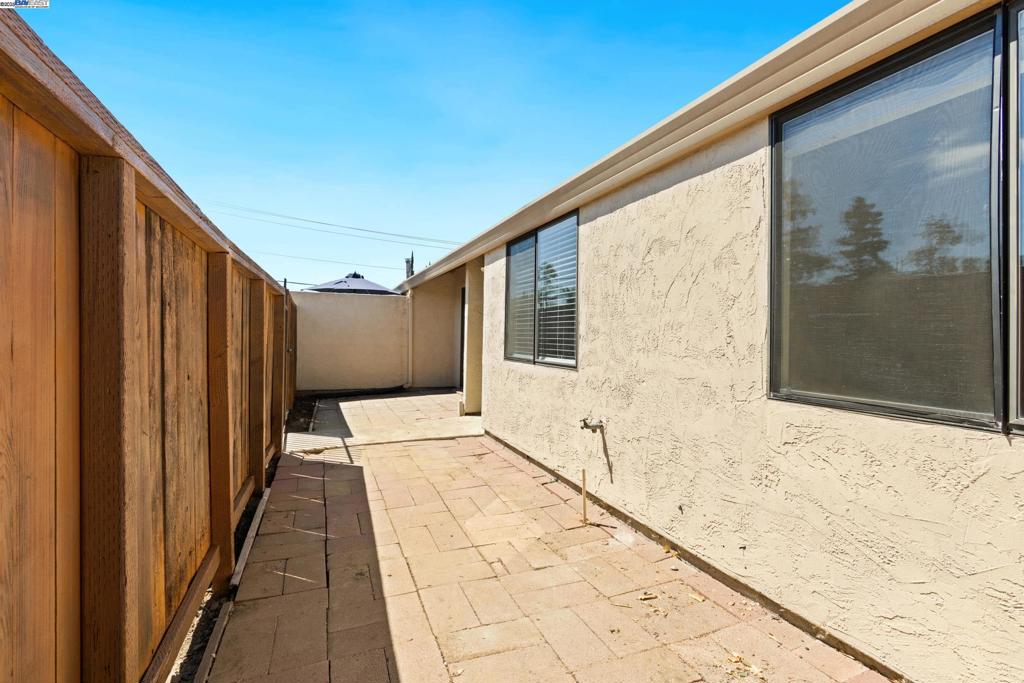 BRENTWOOD VILLA - Residential