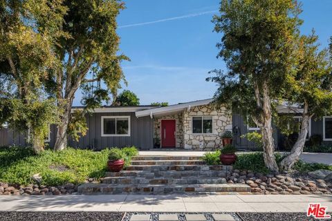 Photo of 4910 Abbeyville Avenue, Woodland Hills, CA 91364 (MLS # 26668107)