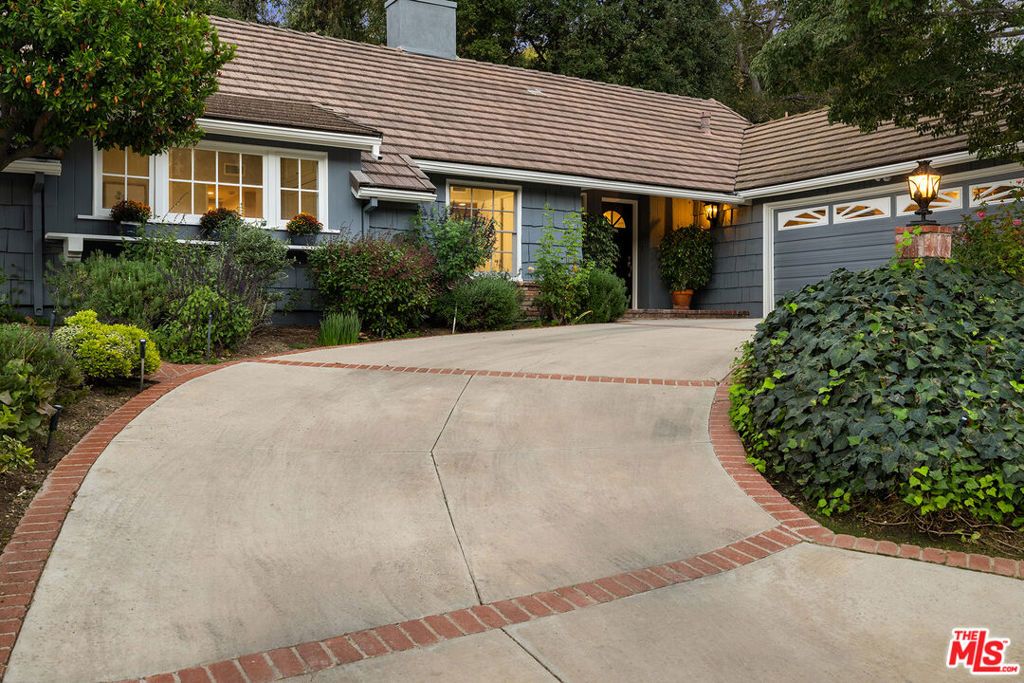 Photo of 3920 Stone Canyon Avenue, Sherman Oaks, CA 91403 (MLS # 25606519)