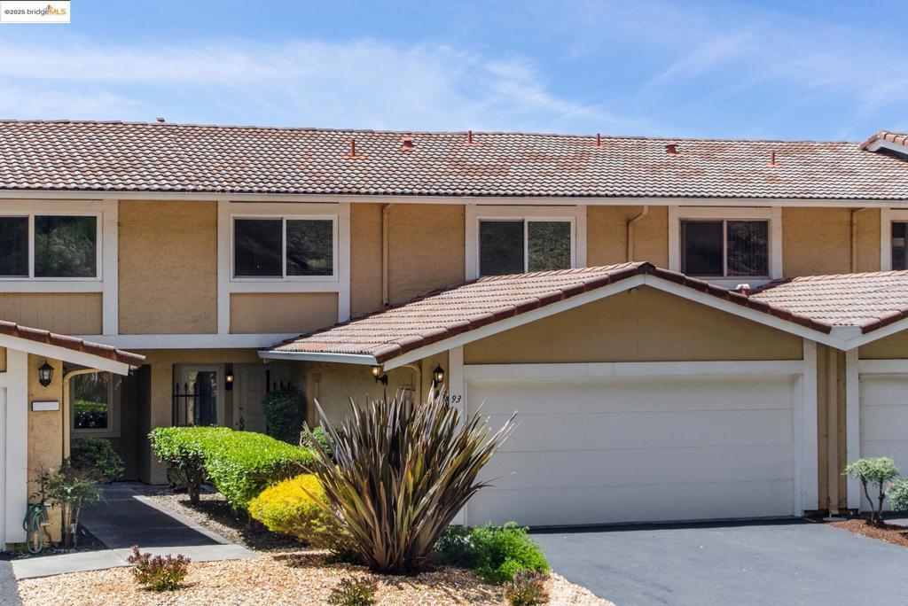 93 Thousand Oaks St