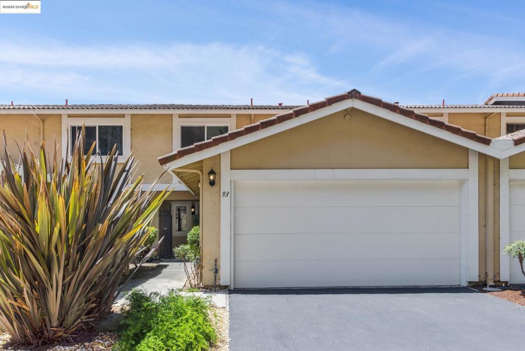 93 Thousand Oaks St