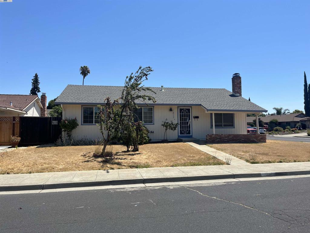 Diamond in the Rough!!! Contractor special. Great home in Livermore's Somerset development. Bring your tools and get to work. Large yard & side yard that can accommodate your boat, RV or both. Picture your back yard with an addition to your home, an ADU or even a pool.