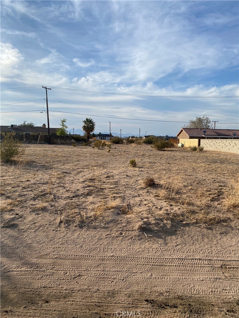 Unlock the potential of this prime residential lot for sale in California City. Whether you’re ready to build your dream home or your next investment project, this lot is full of opportunity. Situated near existing homes, you’ll benefit from easy access to electricity and city water right at the street saving time and money on development. Conveniently located on South Loop side of town, just minutes from California City Elementary and Middle School. Don’t let this opportunity slip by.