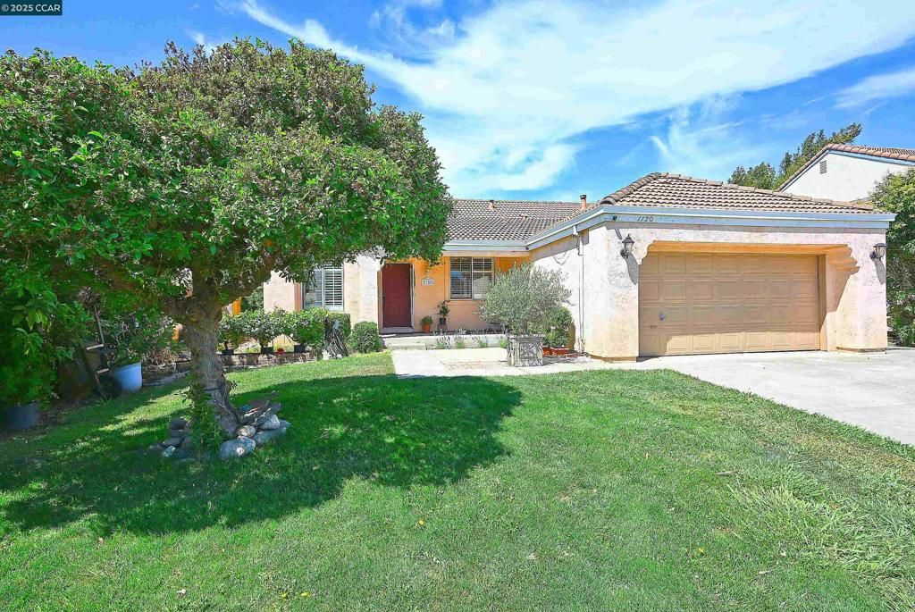 Photo of 1120 Fox Hound Rd Rd, Vacaville, CA 95687 (MLS # 41115292)