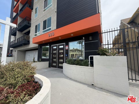 Photo of 900 S Kenmore Avenue #505, Los Angeles, CA 90006 (MLS # 26844133)