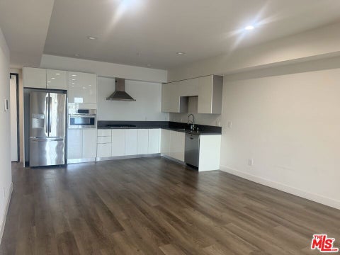 Photo of 900 S Kenmore Avenue #505, Los Angeles, CA 90006 (MLS # 26844133)