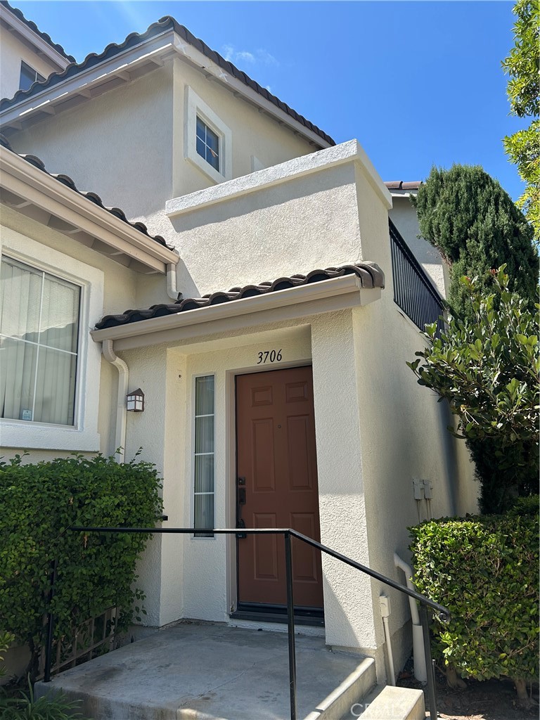 OPEN HOUSE Sat 12-5pm SUN 1-5pm Oak Park Resort-like Loft-like End-Unit Townhome with no one is above or below in the gated community of Oak Creek. Bright and open floor plan with vaulted ceiling and a French door opens to a spacious balcony off Kitchen. Home is situated right across from one of three community pools. 2 Bedroom + 2 full bath and a 2-car attached garage with direct access to ground floor foyer. Home has been recently remodeled! Walk to neighborhood shopping center and restaurants. Irvine Spectrum Center is just a short distance away. Community amenities include gated entries, 3 swimming pools, spas, fitness center, playgrounds, and sport courts (tennis, basketball, and volleyball). Lease includes Dryer (without warranties) installed in the garage. This unit is truly a home-sweet-home. Home is ready for immediate possession.