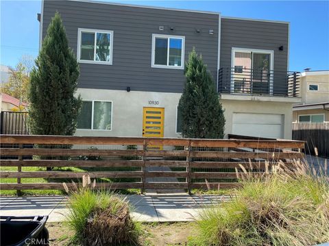 Photo of 10930 Hartsook Street, North Hollywood, CA 91401 (MLS # SR26104451)