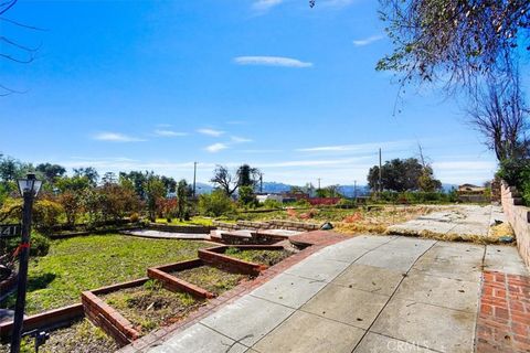 Photo of 2641 Highview Ave, Altadena, CA 91001 (MLS # SR26045316)