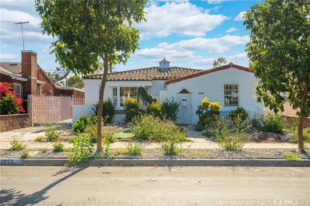 Charming and move-in ready, this fully remodeled home is tucked away on a quiet residential street in Los Angeles. Thoughtfully designed, it combines comfort, privacy, and convenience in one package.
Inside, the home boasts a bright and functional floor plan with new kitchen appliances, updated flooring, and modern finishes throughout. A unique two-level entry door enhances privacy and security, making the front yard and backyard ideal for children or pets to play safely. The spacious living areas are complemented by a wall-mounted A/C system, offering energy efficiency compared to central air.
The detached garage in the backyard provides additional storage, parking, or potential for future ADU conversion. Both the front and back yards also present excellent opportunities for landscaping or outdoor entertaining upgrades.
Located just minutes from USC and UCLA, with easy access to parks, shopping, dining, and major freeways, this home is set in a friendly, all-residential neighborhood known for its peace and quiet. A rare opportunity to own a turnkey property with modern updates and room to grow in one of L.A.’s most accessible locations!