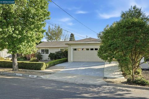 Photo of 2313 Panoramic Dr, Concord, CA 94520 (MLS # 41129894)