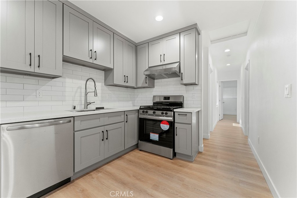 Move-In Special! Get $500 Off Your First Month
Experience modern living in this beautifully remodeled, 2-bedroom, 2-bathroom apartment thoughtfully updated for comfort and style. The open-concept layout features a sleek kitchen with quartz countertops, custom cabinetry, and premium appliances. Enjoy the convenience of central A/C and heating, recessed lighting, durable vinyl flooring, and a spacious walk-in closet for effortless organization. Please note: Only Street parking