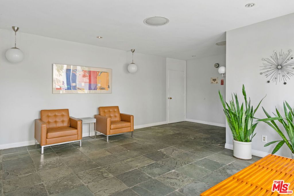320 S Gramercy Place 105