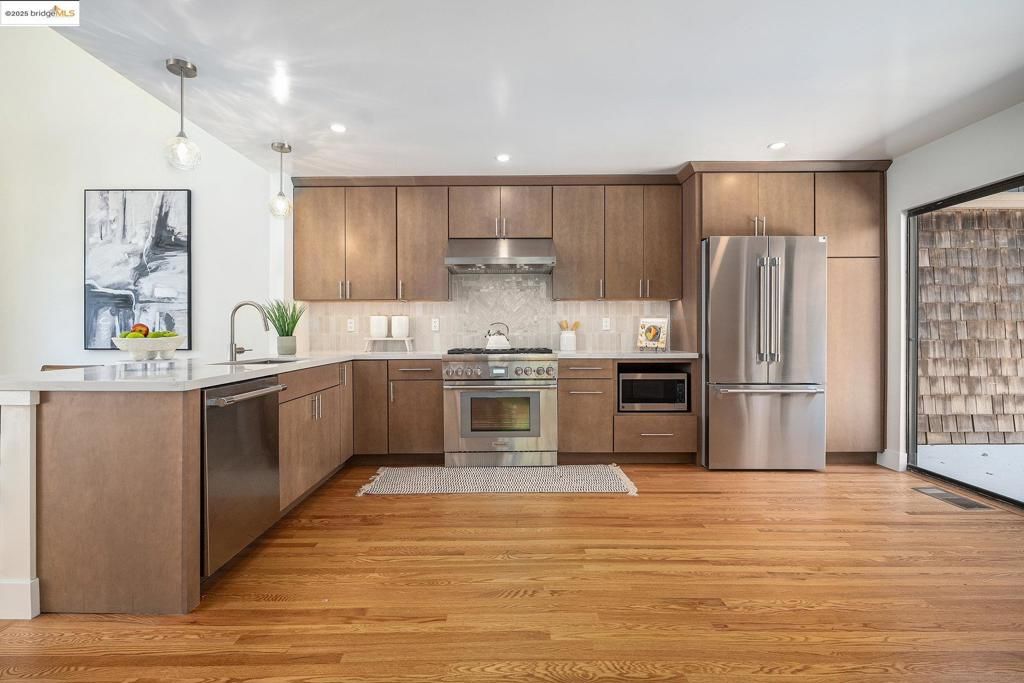 listing image 130721799313037295572