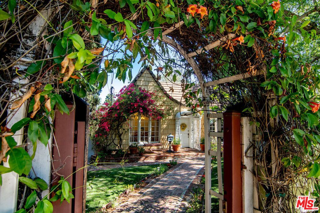 Photo of 14413 Valley Vista Boulevard, Sherman Oaks, CA 91423 (MLS # 26669799)