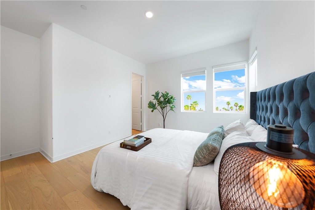 listing image 130726129755916701094