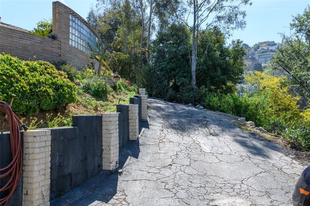 Photo of 3124 Goodview Trail, Los Angeles, CA 90068 (MLS # SR25067326)