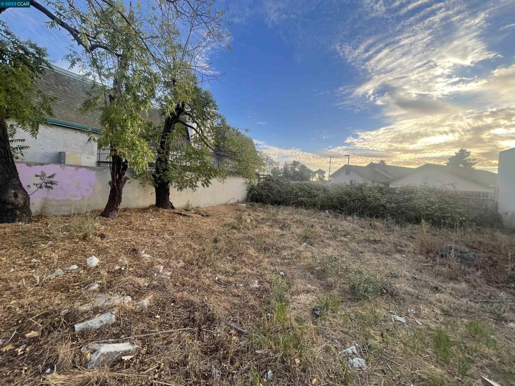 Centrally located vacant lot, close to 580 and 80 freeway, walking distance to public transit and hospital. Perfect opportunity to build a your commercial/residence building. Buyer and buyer agent must do their due diligence on zoning, city and planning building department. Disclosures will be posted shortly. Pls go direct. Contact LA for any questions text Jo 415.425.8168.