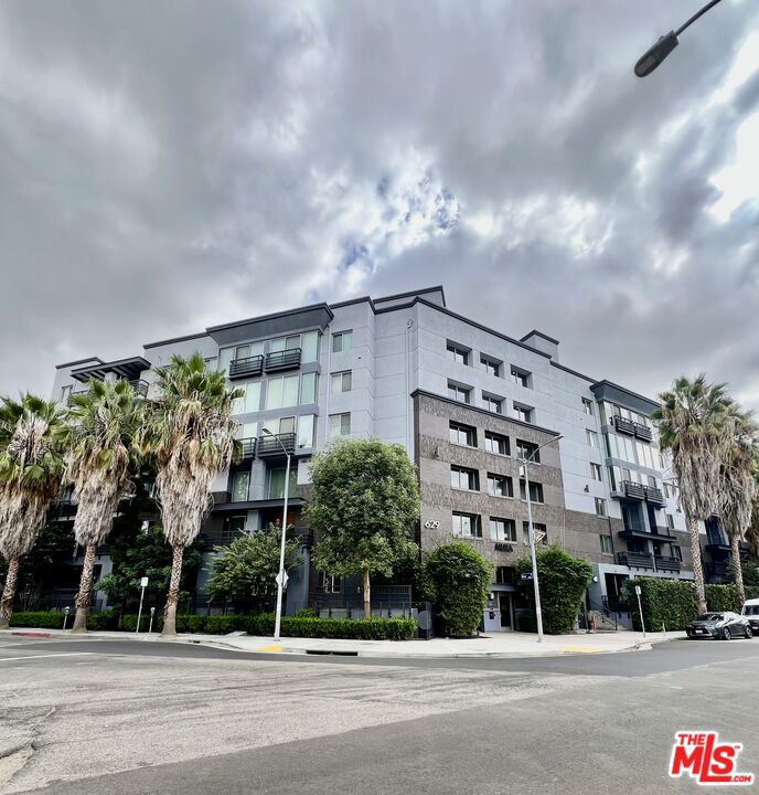 Mura condominium is conveniently located in Downtown LA, Little Tokyo, and the Art District for quality construction. Luxurious, Spacious, and Modern unit featuring 2 Bedrooms, 2 Full Bathrooms, one story, and an expansive living area with a fully equipped kitchen. The entire unit boasts engineered hardwood floors. Includes in-unit Washer/Dryer and Refrigerator. Excellent amenities included 24-hour security, pool, jacuzzi, gym, built-in BBQ area, and a romantic outdoor fireplace. Located near shopping, dining, entertainment, and transportation.