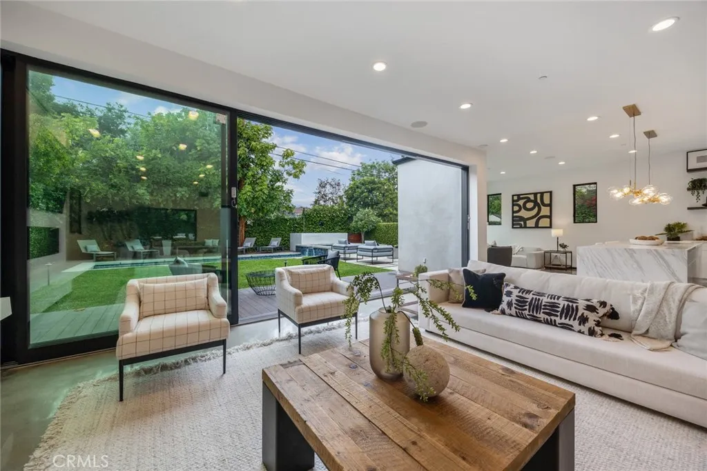 Pasadena, California 91107, United States, 4 Bedrooms Bedrooms, ,5 BathroomsBathrooms,Residential,Active,229679