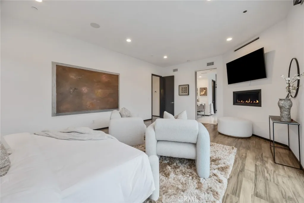 Pasadena, California 91107, United States, 4 Bedrooms Bedrooms, ,5 BathroomsBathrooms,Residential,Active,229679