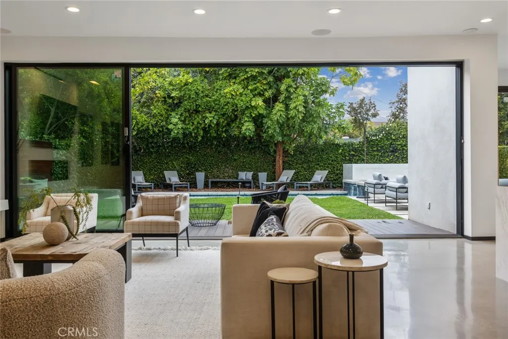 Pasadena, California 91107, United States, 4 Bedrooms Bedrooms, ,5 BathroomsBathrooms,Residential,Active,229679