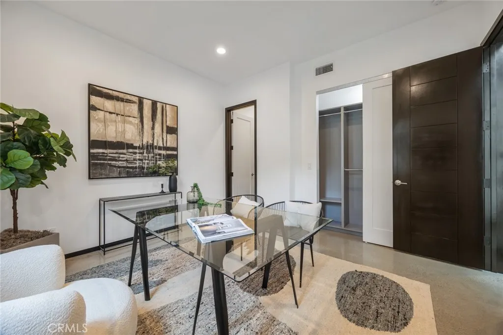 Pasadena, California 91107, United States, 4 Bedrooms Bedrooms, ,5 BathroomsBathrooms,Residential,Active,229679