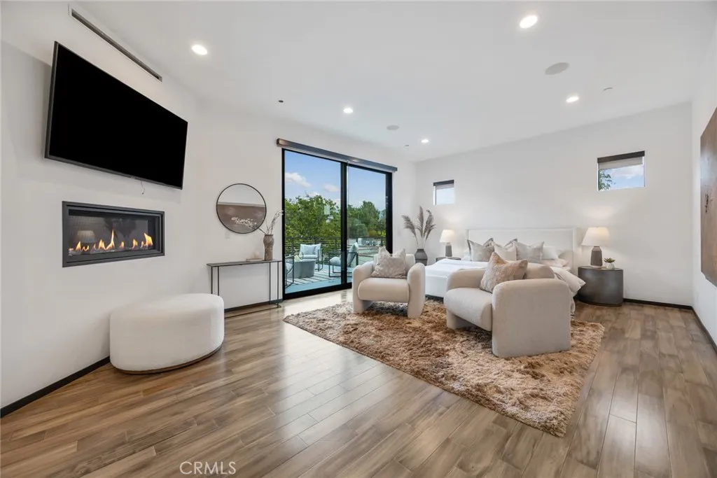 Pasadena, California 91107, United States, 4 Bedrooms Bedrooms, ,5 BathroomsBathrooms,Residential,Active,229679