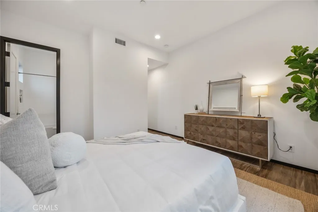 Pasadena, California 91107, United States, 4 Bedrooms Bedrooms, ,5 BathroomsBathrooms,Residential,Active,229679