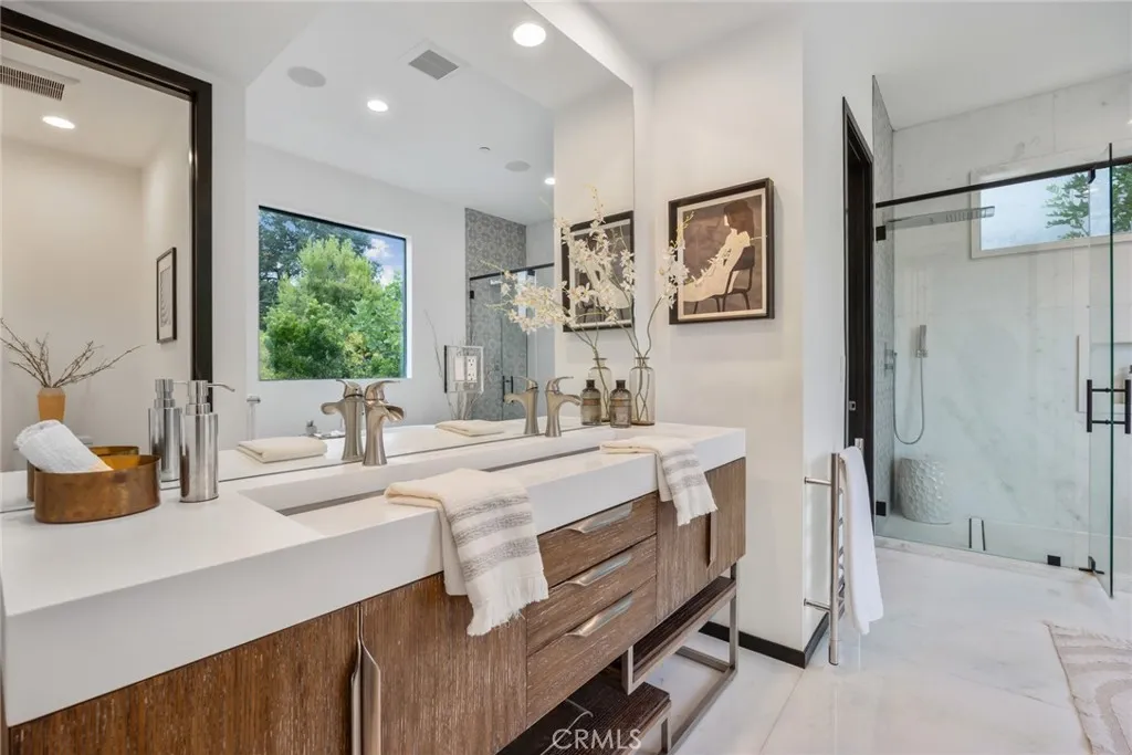 Pasadena, California 91107, United States, 4 Bedrooms Bedrooms, ,5 BathroomsBathrooms,Residential,Active,229679