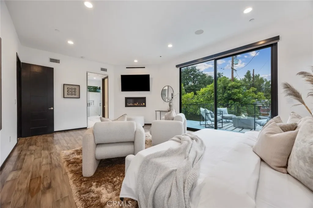 Pasadena, California 91107, United States, 4 Bedrooms Bedrooms, ,5 BathroomsBathrooms,Residential,Active,229679