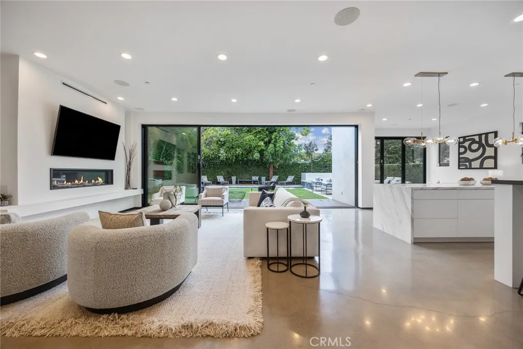 Pasadena, California 91107, United States, 4 Bedrooms Bedrooms, ,5 BathroomsBathrooms,Residential,Active,229679