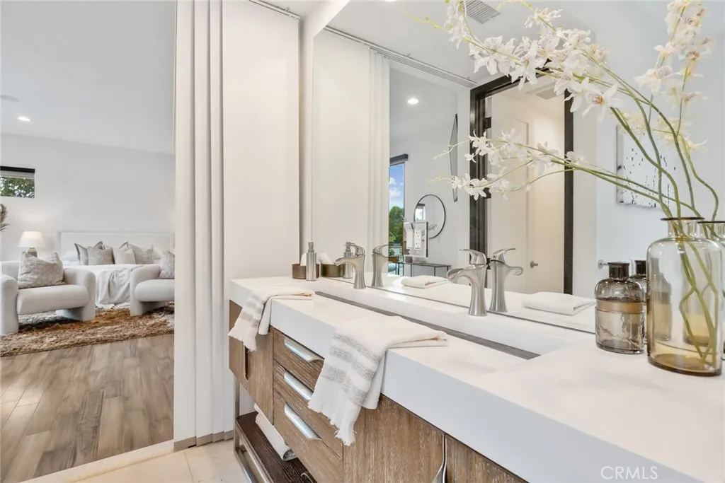 Pasadena, California 91107, United States, 4 Bedrooms Bedrooms, ,5 BathroomsBathrooms,Residential,Active,229679