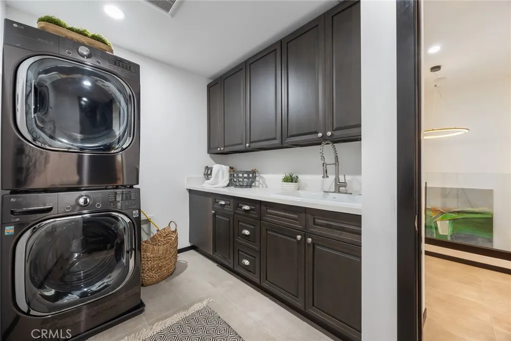 Pasadena, California 91107, United States, 4 Bedrooms Bedrooms, ,5 BathroomsBathrooms,Residential,Active,229679