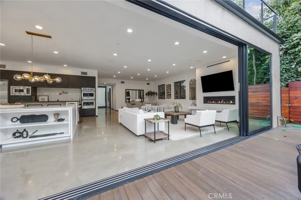 Pasadena, California 91107, United States, 4 Bedrooms Bedrooms, ,5 BathroomsBathrooms,Residential,Active,229679