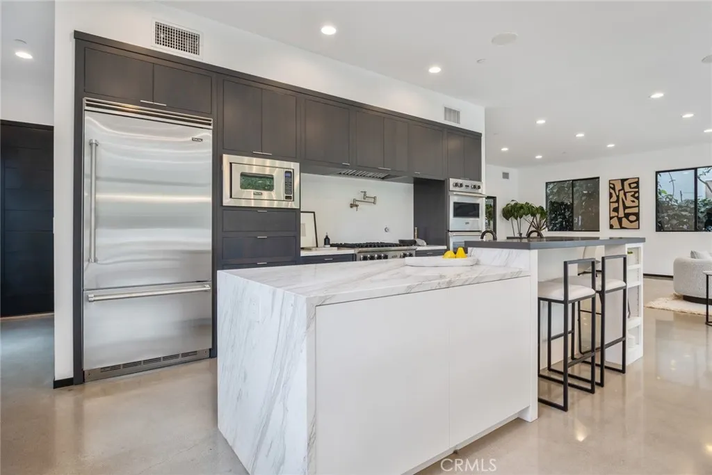 Pasadena, California 91107, United States, 4 Bedrooms Bedrooms, ,5 BathroomsBathrooms,Residential,Active,229679